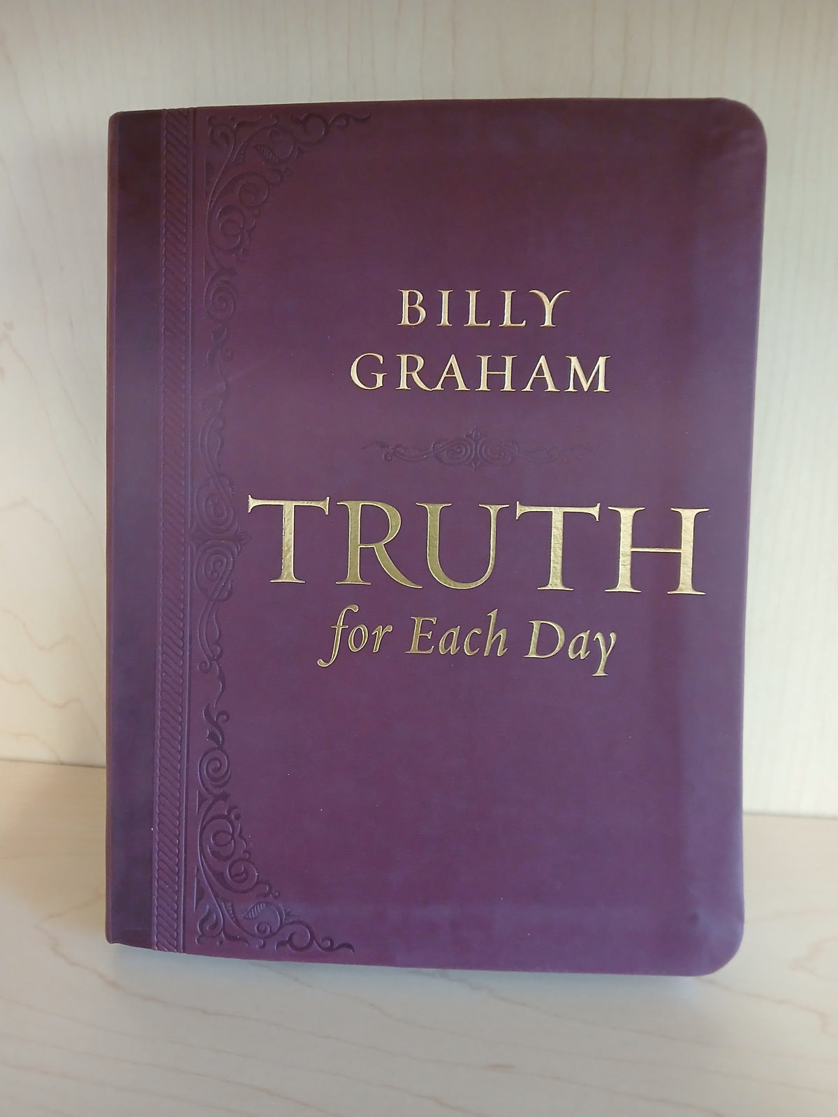 Truth For Each Day: 365 Daily Devotions