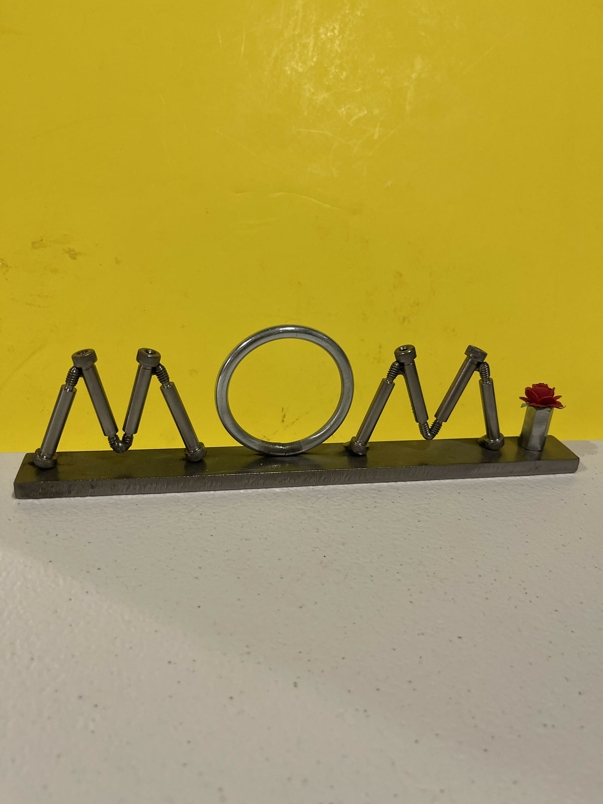 Mom sign with flower